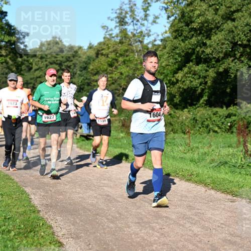 27.09.2026 - 35. Volkslauf durch das schöne Alstertal Dr. Thomas Lammeyer http://msf.ph/oto/10561919 27.09.2026 10:06:10 Laufen 1673, 1627, 1595, 1604 meine-sportfotos.de