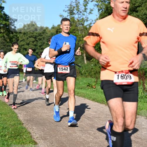 27.09.2026 - 35. Volkslauf durch das schöne Alstertal Dr. Thomas Lammeyer http://msf.ph/oto/10561945 27.09.2026 10:06:14 Laufen 1040, 103, 1542, 1609 meine-sportfotos.de