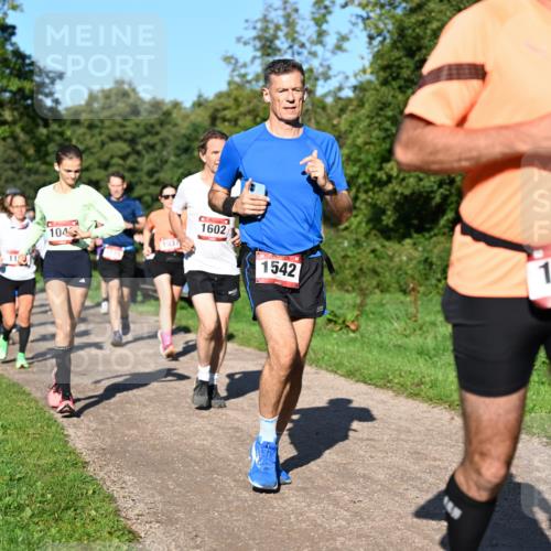 27.09.2026 - 35. Volkslauf durch das schöne Alstertal Dr. Thomas Lammeyer http://msf.ph/oto/10561947 27.09.2026 10:06:15 Laufen 104, 1037, 1602, 1542, 1609 meine-sportfotos.de