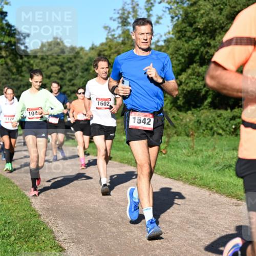 27.09.2026 - 35. Volkslauf durch das schöne Alstertal Dr. Thomas Lammeyer http://msf.ph/oto/10561948 27.09.2026 10:06:15 Laufen 1124, 104, 1602, 1542, 1609 meine-sportfotos.de