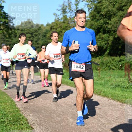 27.09.2026 - 35. Volkslauf durch das schöne Alstertal Dr. Thomas Lammeyer http://msf.ph/oto/10561949 27.09.2026 10:06:15 Laufen 1124, 104, 1602, 1542 meine-sportfotos.de