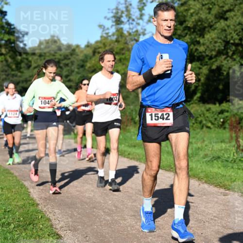 27.09.2026 - 35. Volkslauf durch das schöne Alstertal Dr. Thomas Lammeyer http://msf.ph/oto/10561950 27.09.2026 10:06:15 Laufen 1124, 104, 1602, 1542 meine-sportfotos.de
