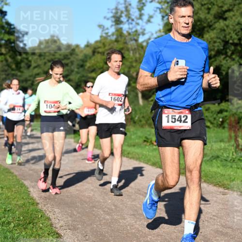 27.09.2026 - 35. Volkslauf durch das schöne Alstertal Dr. Thomas Lammeyer http://msf.ph/oto/10561951 27.09.2026 10:06:15 Laufen 104, 1602, 1542 meine-sportfotos.de