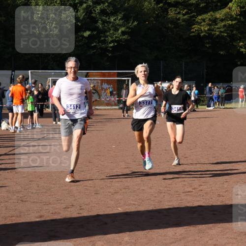 27.09.2026 - 35. Volkslauf durch das schöne Alstertal Strokosch-Dieckow http://msf.ph/oto/10565117 27.09.2026 11:12:38 Ziel 3377, 3412, 3414 meine-sportfotos.de