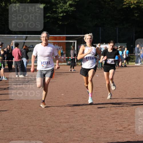 27.09.2026 - 35. Volkslauf durch das schöne Alstertal Strokosch-Dieckow http://msf.ph/oto/10565159 27.09.2026 11:12:37 Ziel 3377, 3412, 3414 meine-sportfotos.de
