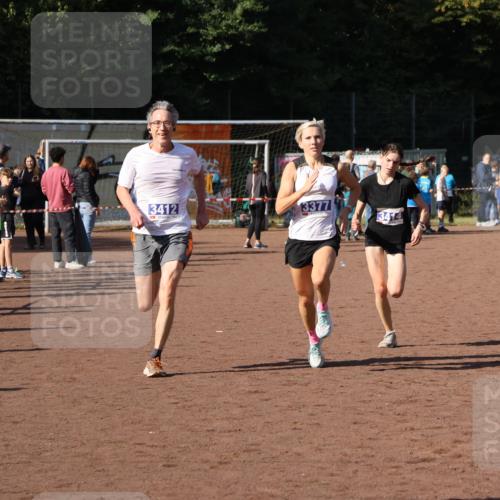 27.09.2026 - 35. Volkslauf durch das schöne Alstertal Strokosch-Dieckow http://msf.ph/oto/10565165 27.09.2026 11:12:37 Ziel 3377, 3412, 3414 meine-sportfotos.de