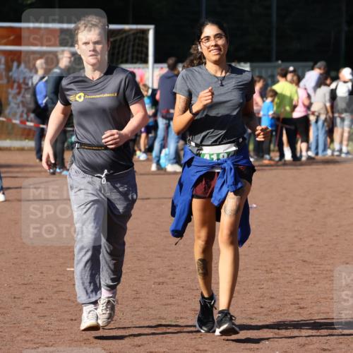 27.09.2026 - 35. Volkslauf durch das schöne Alstertal Strokosch-Dieckow http://msf.ph/oto/10565812 27.09.2026 11:07:25 Ziel 4046, 4184, 4194 meine-sportfotos.de