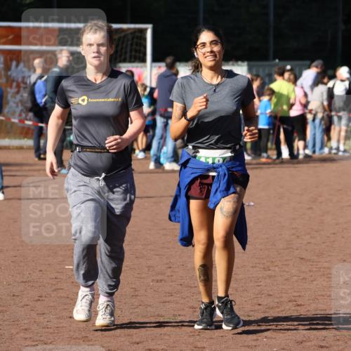 27.09.2026 - 35. Volkslauf durch das schöne Alstertal Strokosch-Dieckow http://msf.ph/oto/10565817 27.09.2026 11:07:24 Ziel 4046, 4184, 4194 meine-sportfotos.de