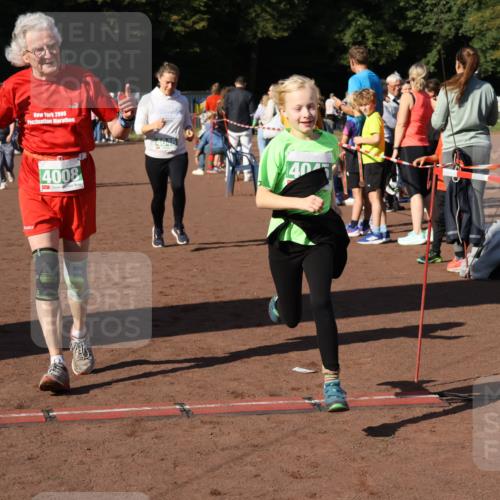 27.09.2026 - 35. Volkslauf durch das schöne Alstertal Strokosch-Dieckow http://msf.ph/oto/10565909 27.09.2026 11:07:19 Ziel 4008, 4045, 4046 meine-sportfotos.de