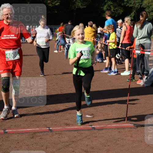 27.09.2026 - 35. Volkslauf durch das schöne Alstertal Strokosch-Dieckow http://msf.ph/oto/10565916 27.09.2026 11:07:19 Ziel 4008, 4045, 4046 meine-sportfotos.de