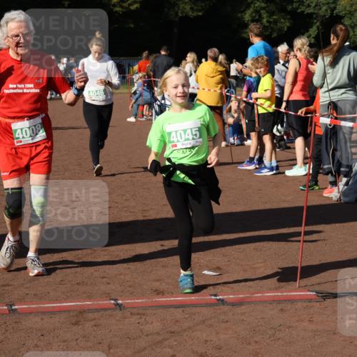 27.09.2026 - 35. Volkslauf durch das schöne Alstertal Strokosch-Dieckow http://msf.ph/oto/10565921 27.09.2026 11:07:19 Ziel 4008, 4045, 4046 meine-sportfotos.de