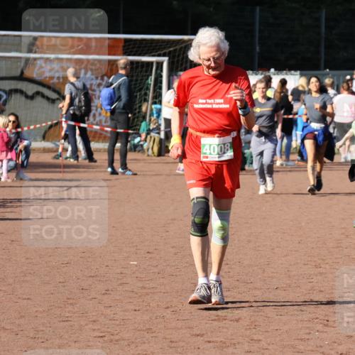 27.09.2026 - 35. Volkslauf durch das schöne Alstertal Strokosch-Dieckow http://msf.ph/oto/10565929 27.09.2026 11:07:15 Ziel 4008, 4045, 4046 meine-sportfotos.de