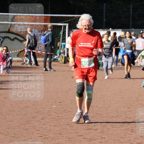 27.09.2026 - 35. Volkslauf durch das schöne Alstertal Strokosch-Dieckow http://msf.ph/oto/10565933 27.09.2026 11:07:15 Ziel 4008, 4045, 4046 meine-sportfotos.de