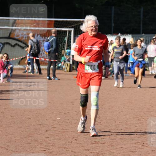 27.09.2026 - 35. Volkslauf durch das schöne Alstertal Strokosch-Dieckow http://msf.ph/oto/10565945 27.09.2026 11:07:15 Ziel 4008, 4045, 4046 meine-sportfotos.de