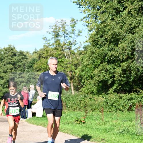 27.09.2026 - 35. Volkslauf durch das schöne Alstertal Dr. Thomas Lammeyer http://msf.ph/oto/10566218 27.09.2026 10:39:36 Laufen 4104, 4105 meine-sportfotos.de