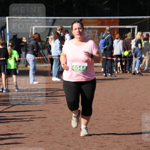 27.09.2026 - 35. Volkslauf durch das schöne Alstertal Strokosch-Dieckow http://msf.ph/oto/10566490 27.09.2026 11:04:20 Ziel 4044 meine-sportfotos.de