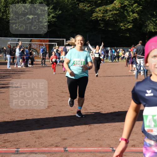 27.09.2026 - 35. Volkslauf durch das schöne Alstertal Strokosch-Dieckow http://msf.ph/oto/10566647 27.09.2026 11:03:39 Ziel 4135, 4156, 4212, 4950, 4961 meine-sportfotos.de