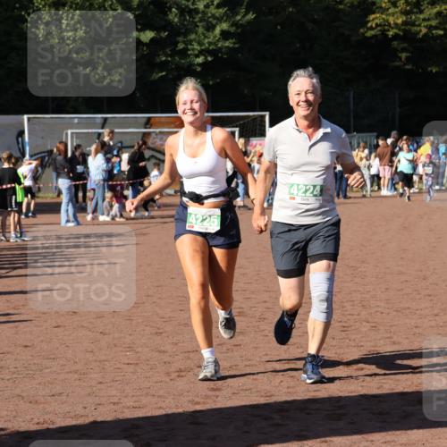 27.09.2026 - 35. Volkslauf durch das schöne Alstertal Strokosch-Dieckow http://msf.ph/oto/10566689 27.09.2026 11:03:29 Ziel 4156, 4224, 4225 meine-sportfotos.de