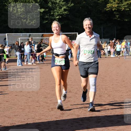 27.09.2026 - 35. Volkslauf durch das schöne Alstertal Strokosch-Dieckow http://msf.ph/oto/10566693 27.09.2026 11:03:28 Ziel 4224, 4225 meine-sportfotos.de