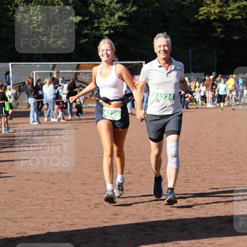 27.09.2026 - 35. Volkslauf durch das schöne Alstertal Strokosch-Dieckow http://msf.ph/oto/10566698 27.09.2026 11:03:28 Ziel 4224, 4225 meine-sportfotos.de