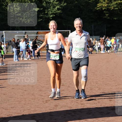 27.09.2026 - 35. Volkslauf durch das schöne Alstertal Strokosch-Dieckow http://msf.ph/oto/10566703 27.09.2026 11:03:28 Ziel 4224, 4225 meine-sportfotos.de