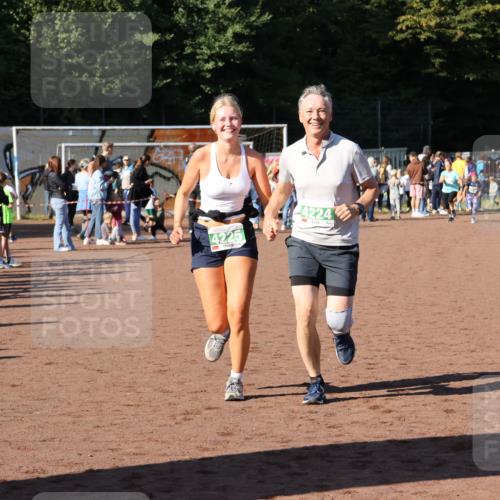 27.09.2026 - 35. Volkslauf durch das schöne Alstertal Strokosch-Dieckow http://msf.ph/oto/10566713 27.09.2026 11:03:28 Ziel 4224, 4225 meine-sportfotos.de