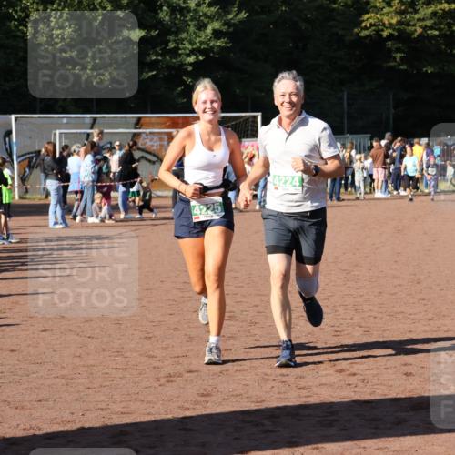 27.09.2026 - 35. Volkslauf durch das schöne Alstertal Strokosch-Dieckow http://msf.ph/oto/10566718 27.09.2026 11:03:28 Ziel 4224, 4225 meine-sportfotos.de