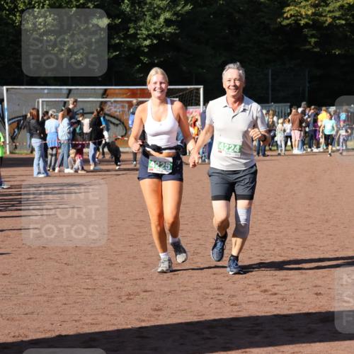 27.09.2026 - 35. Volkslauf durch das schöne Alstertal Strokosch-Dieckow http://msf.ph/oto/10566740 27.09.2026 11:03:28 Ziel 4224, 4225 meine-sportfotos.de