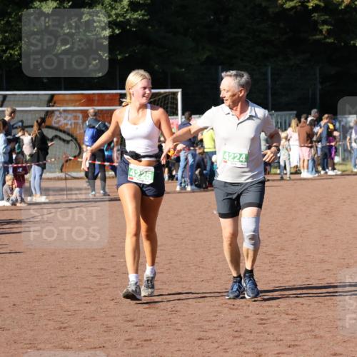 27.09.2026 - 35. Volkslauf durch das schöne Alstertal Strokosch-Dieckow http://msf.ph/oto/10566757 27.09.2026 11:03:27 Ziel 4224, 4225 meine-sportfotos.de