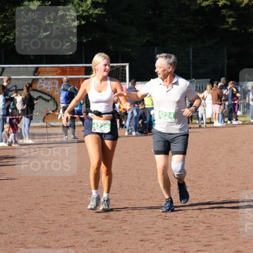 27.09.2026 - 35. Volkslauf durch das schöne Alstertal Strokosch-Dieckow http://msf.ph/oto/10566762 27.09.2026 11:03:27 Ziel 4224, 4225 meine-sportfotos.de