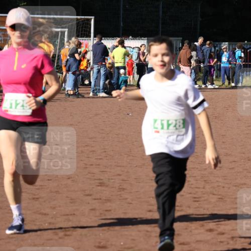 27.09.2026 - 35. Volkslauf durch das schöne Alstertal Strokosch-Dieckow http://msf.ph/oto/10566776 27.09.2026 11:03:07 Ziel 4050, 4051, 4128, 4129 meine-sportfotos.de