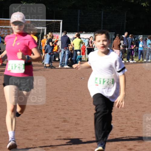 27.09.2026 - 35. Volkslauf durch das schöne Alstertal Strokosch-Dieckow http://msf.ph/oto/10566781 27.09.2026 11:03:07 Ziel 4050, 4051, 4128, 4129 meine-sportfotos.de