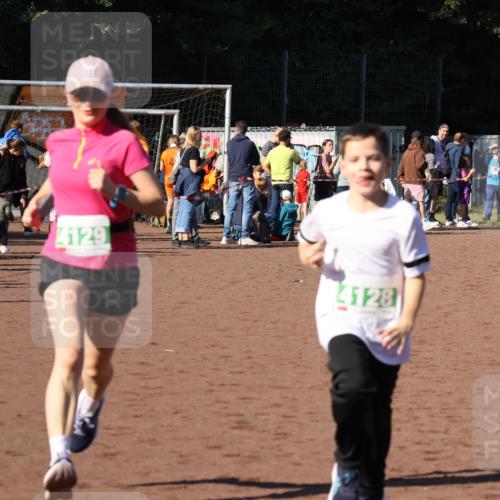 27.09.2026 - 35. Volkslauf durch das schöne Alstertal Strokosch-Dieckow http://msf.ph/oto/10566786 27.09.2026 11:03:07 Ziel 4050, 4051, 4128, 4129 meine-sportfotos.de