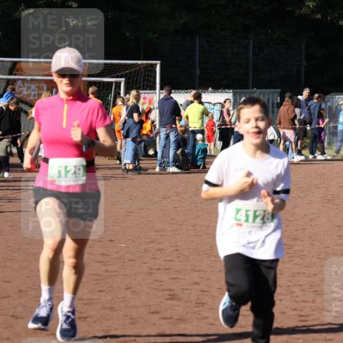27.09.2026 - 35. Volkslauf durch das schöne Alstertal Strokosch-Dieckow http://msf.ph/oto/10566791 27.09.2026 11:03:07 Ziel 4050, 4051, 4128, 4129 meine-sportfotos.de