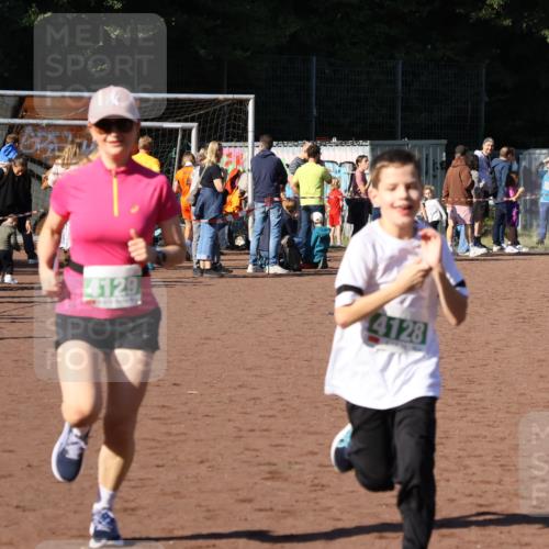 27.09.2026 - 35. Volkslauf durch das schöne Alstertal Strokosch-Dieckow http://msf.ph/oto/10566796 27.09.2026 11:03:07 Ziel 4050, 4051, 4128, 4129 meine-sportfotos.de