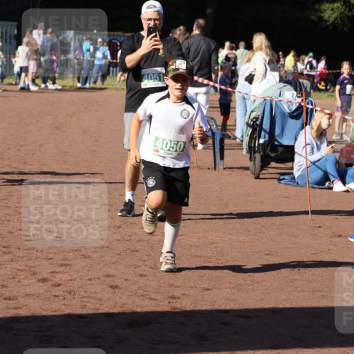 27.09.2026 - 35. Volkslauf durch das schöne Alstertal Strokosch-Dieckow http://msf.ph/oto/10566827 27.09.2026 11:03:05 Ziel 4050, 4051, 4128, 4129, 4137 meine-sportfotos.de