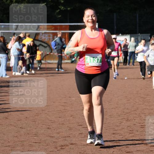 27.09.2026 - 35. Volkslauf durch das schöne Alstertal Strokosch-Dieckow http://msf.ph/oto/10566844 27.09.2026 11:03:01 Ziel 4050, 4051, 4128, 4129, 4137 meine-sportfotos.de