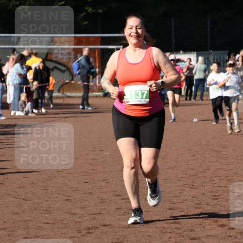 27.09.2026 - 35. Volkslauf durch das schöne Alstertal Strokosch-Dieckow http://msf.ph/oto/10566854 27.09.2026 11:03:01 Ziel 4050, 4051, 4128, 4129, 4137 meine-sportfotos.de