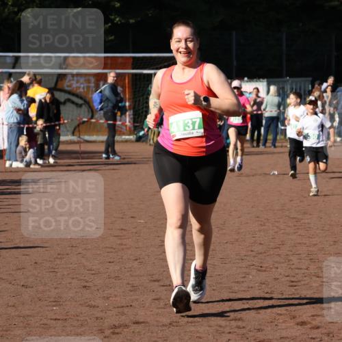 27.09.2026 - 35. Volkslauf durch das schöne Alstertal Strokosch-Dieckow http://msf.ph/oto/10566864 27.09.2026 11:03:01 Ziel 4050, 4051, 4128, 4129, 4137 meine-sportfotos.de