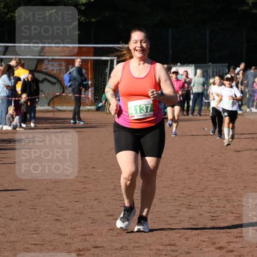 27.09.2026 - 35. Volkslauf durch das schöne Alstertal Strokosch-Dieckow http://msf.ph/oto/10566873 27.09.2026 11:03:01 Ziel 4050, 4051, 4128, 4129, 4137 meine-sportfotos.de