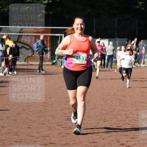 27.09.2026 - 35. Volkslauf durch das schöne Alstertal Strokosch-Dieckow http://msf.ph/oto/10566880 27.09.2026 11:03:01 Ziel 4050, 4051, 4128, 4129, 4137 meine-sportfotos.de