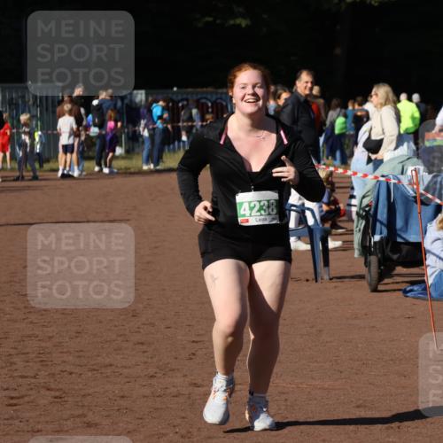 27.09.2026 - 35. Volkslauf durch das schöne Alstertal Strokosch-Dieckow http://msf.ph/oto/10566975 27.09.2026 11:02:31 Ziel 4238, 4240 meine-sportfotos.de