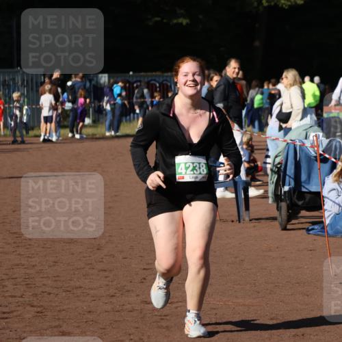27.09.2026 - 35. Volkslauf durch das schöne Alstertal Strokosch-Dieckow http://msf.ph/oto/10566980 27.09.2026 11:02:31 Ziel 4238, 4240 meine-sportfotos.de
