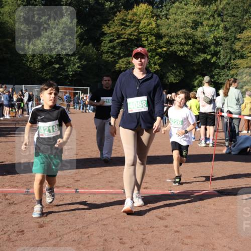 27.09.2026 - 35. Volkslauf durch das schöne Alstertal Strokosch-Dieckow http://msf.ph/oto/10567033 27.09.2026 11:02:23 Ziel 4088, 4217, 4218, 4219, 4226 meine-sportfotos.de