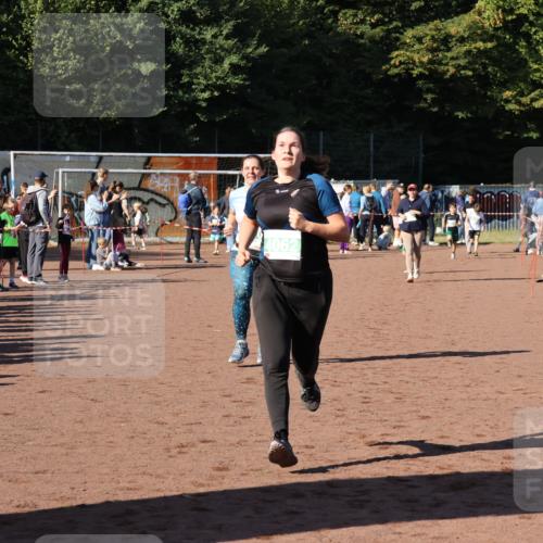 27.09.2026 - 35. Volkslauf durch das schöne Alstertal Strokosch-Dieckow http://msf.ph/oto/10567117 27.09.2026 11:02:10 Ziel 4062, 4108, 4110 meine-sportfotos.de