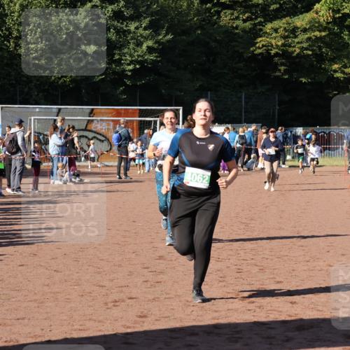27.09.2026 - 35. Volkslauf durch das schöne Alstertal Strokosch-Dieckow http://msf.ph/oto/10567131 27.09.2026 11:02:09 Ziel 4062, 4108, 4110 meine-sportfotos.de