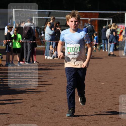 27.09.2026 - 35. Volkslauf durch das schöne Alstertal Strokosch-Dieckow http://msf.ph/oto/10567134 27.09.2026 11:02:05 Ziel 4062, 4108, 4110 meine-sportfotos.de