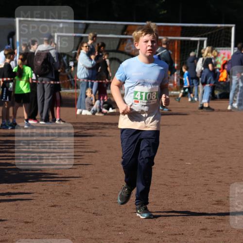 27.09.2026 - 35. Volkslauf durch das schöne Alstertal Strokosch-Dieckow http://msf.ph/oto/10567152 27.09.2026 11:02:05 Ziel 4062, 4108, 4110 meine-sportfotos.de