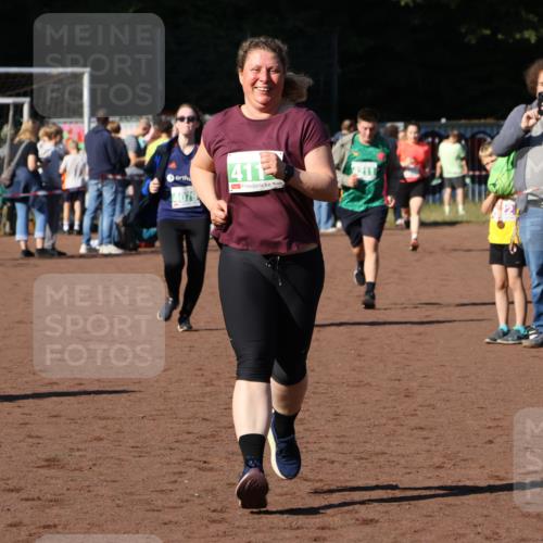 27.09.2026 - 35. Volkslauf durch das schöne Alstertal Strokosch-Dieckow http://msf.ph/oto/10567250 27.09.2026 11:01:46 Ziel 4021, 4079, 4114, 4211 meine-sportfotos.de