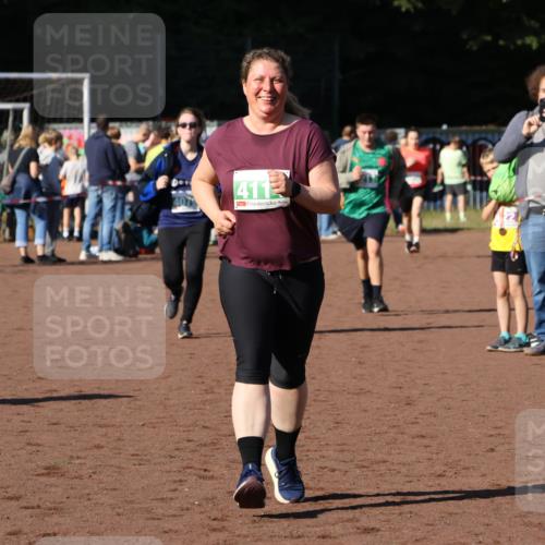 27.09.2026 - 35. Volkslauf durch das schöne Alstertal Strokosch-Dieckow http://msf.ph/oto/10567255 27.09.2026 11:01:46 Ziel 4021, 4079, 4114, 4211 meine-sportfotos.de
